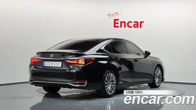 Lexus ES300h 2021 — Photo 2/20