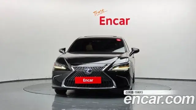 Lexus ES300h 2021 — Photo 3/20