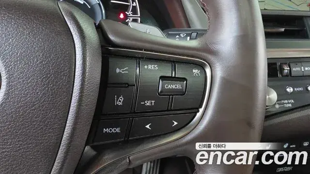 Lexus ES300h 2021 — Photo 18/20