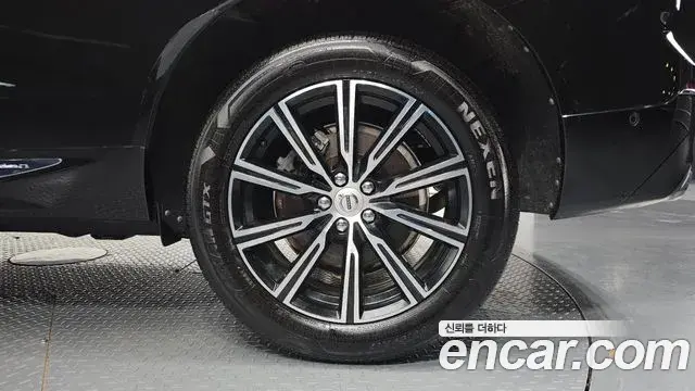 Volvo XC60 2018 — Photo 20/31