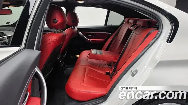 BMW 3 Series 2018 — Photo 26/33