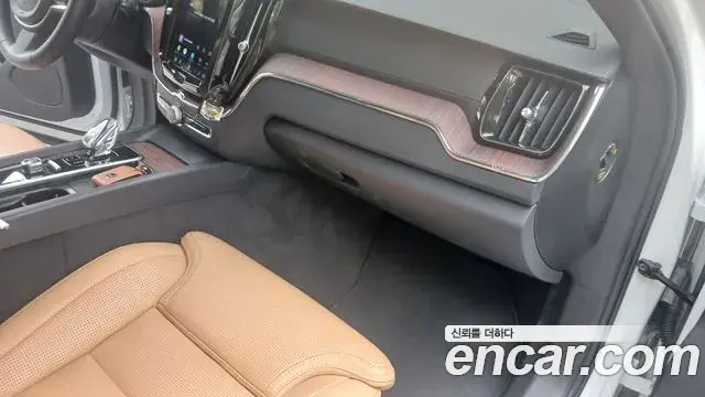 Volvo XC60 2023 — Фото 14/20