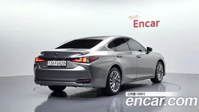 Lexus ES300h 2021 — Photo 2/20