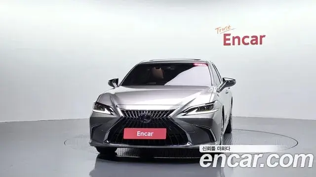 Lexus ES300h 2021 — Photo 3/20