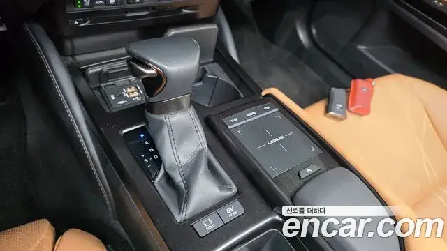 Lexus ES300h 2021 — Photo 9/20