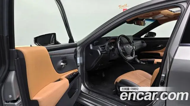 Lexus ES300h 2021 — Photo 10/20