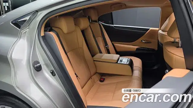 Lexus ES300h 2021 — Photo 11/20