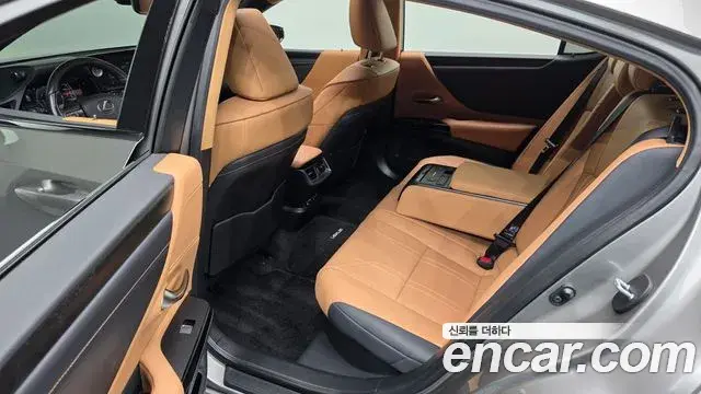 Lexus ES300h 2021 — Photo 12/20