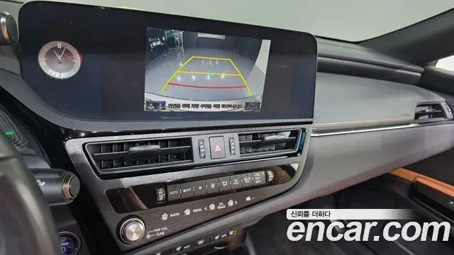 Lexus ES300h 2021 — Photo 17/20