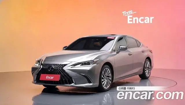 Lexus ES300h 2021 — Photo 1/20