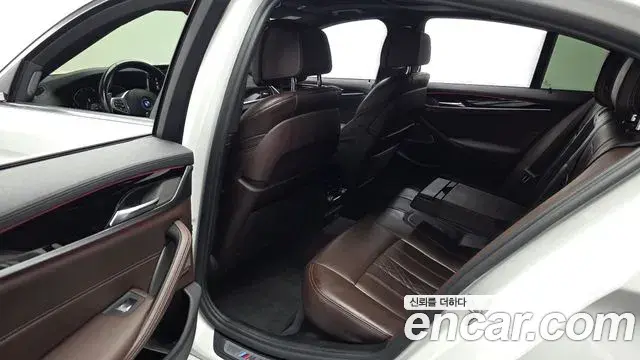 BMW 5 Series 2022 — Photo 12/20