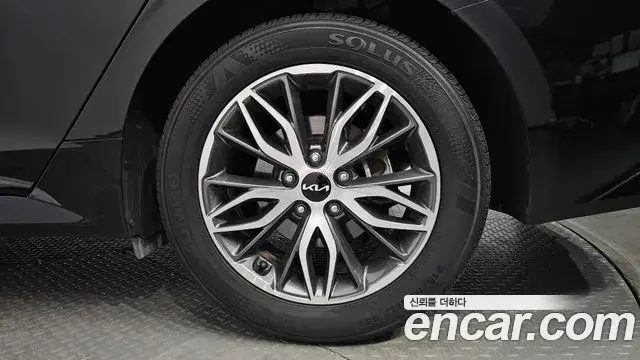 Kia K5 2023 — Şəkil 15/32