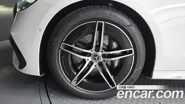 Mercedes-Benz E-Class 2026 — Photo 5/20