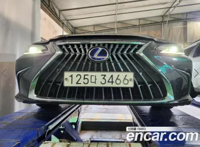 Lexus ES300h 2021 — Photo 3/3