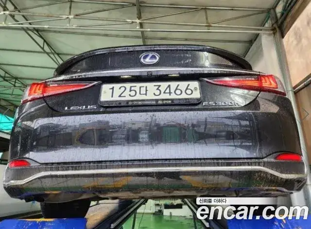 Lexus ES300h 2021 — Photo 1/3