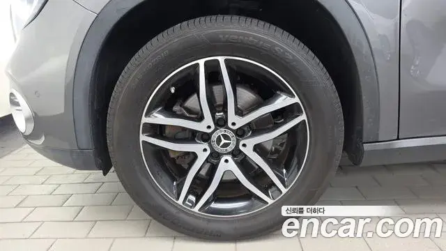 Mercedes-Benz GLA-Class 2018 — Şəkil 4/33
