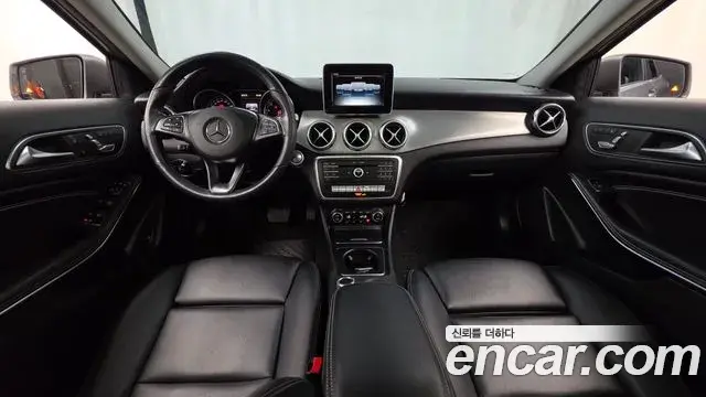 Mercedes-Benz GLA-Class 2018 — Şəkil 12/33