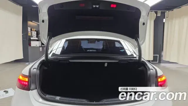 Mercedes-Benz E-Class 2021 — Photo 16/20