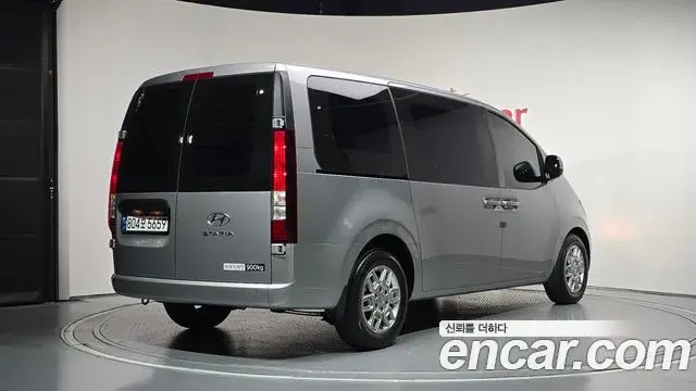 Hyundai Staria 2023 — Photo 2/20