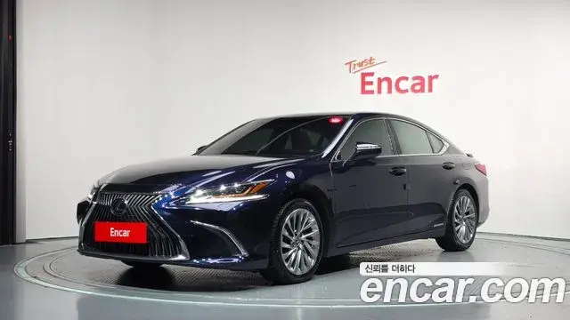 Lexus ES300h 2021 — Photo 1/20