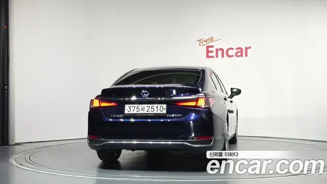 Lexus ES300h 2021 — Photo 4/20