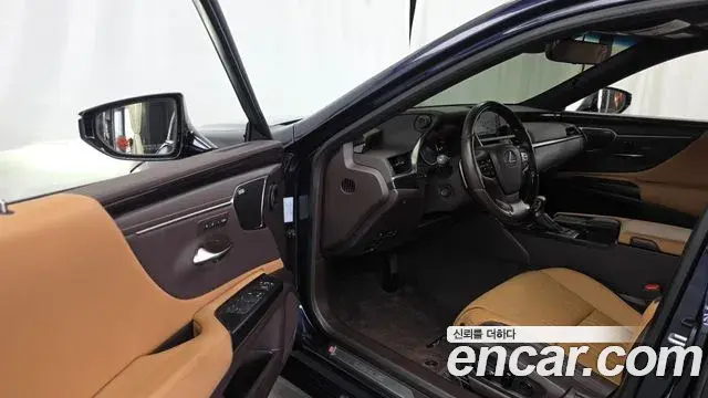 Lexus ES300h 2021 — Photo 10/20