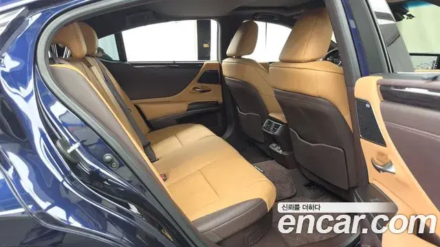 Lexus ES300h 2021 — Photo 12/20