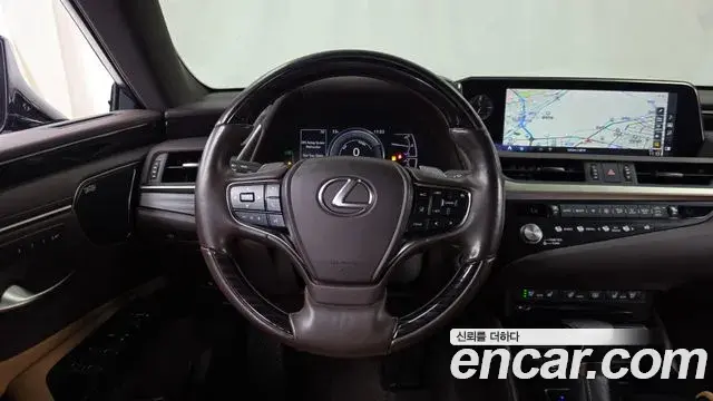 Lexus ES300h 2021 — Photo 13/20