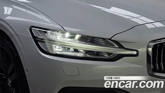 Volvo S60 2020 — Photo 28/34