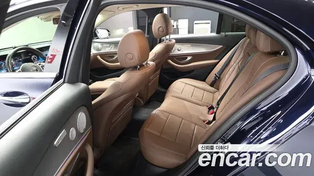 Mercedes-Benz E-Class 2020 — Фото 11/20