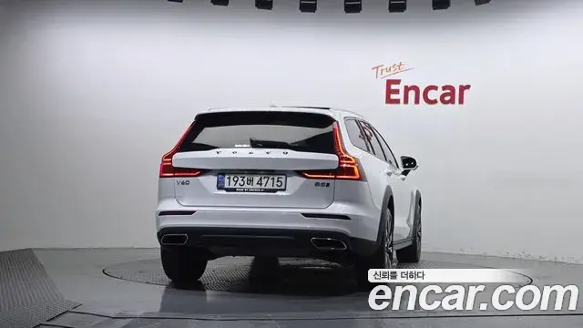 Volvo V60 Cross Country 2021 — Фото 4/20