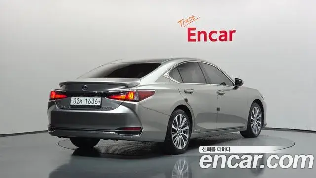 Lexus ES300h 2019 — Photo 1/20