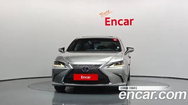 Lexus ES300h 2019 — Photo 2/20