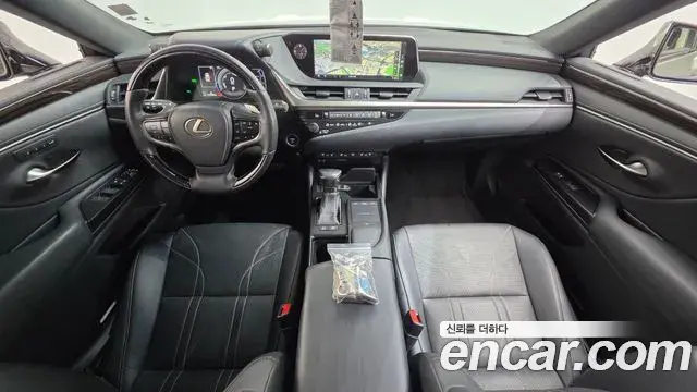 Lexus ES300h 2019 — Photo 6/20