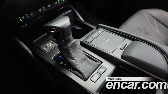 Lexus ES300h 2019 — Photo 8/20