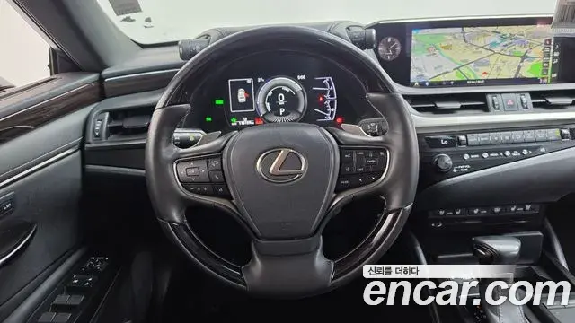 Lexus ES300h 2019 — Photo 13/20
