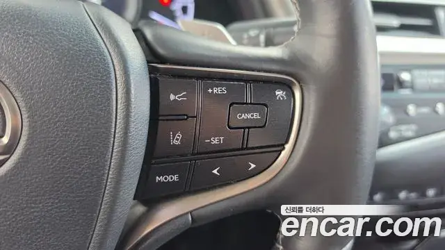 Lexus ES300h 2019 — Photo 17/20