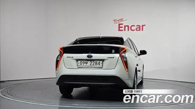 Toyota Prius 2018 — Фото 3/20