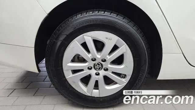 Toyota Prius 2018 — Фото 4/20