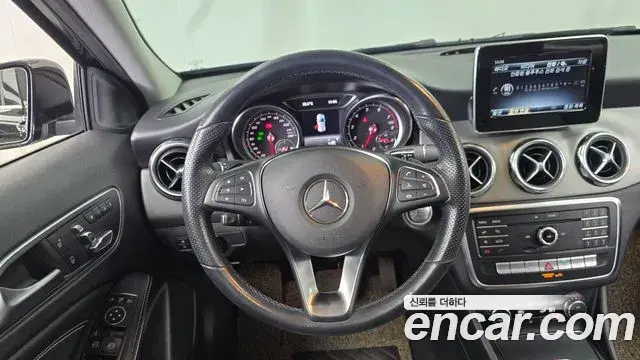 Mercedes-Benz GLA-Class 2018 — Photo 18/31