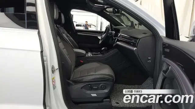 Volkswagen Touareg 2023 — Photo 13/36