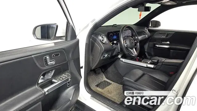 Mercedes-Benz GLB-Class 2021 — Фото 10/20
