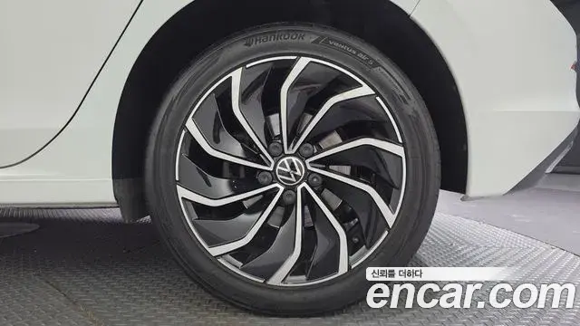Volkswagen Golf 2023 — Photo 25/33