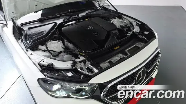 Mercedes-Benz E-Class 2025 — Photo 6/20