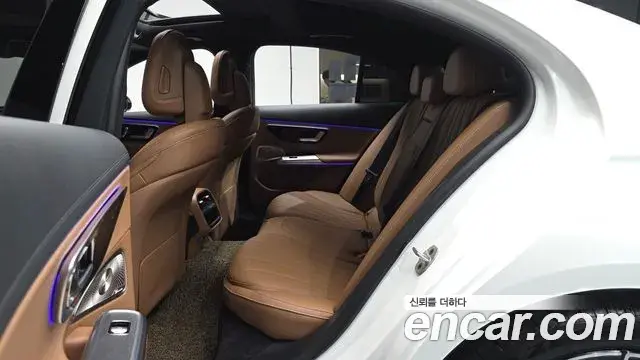 Mercedes-Benz E-Class 2025 — Photo 12/20
