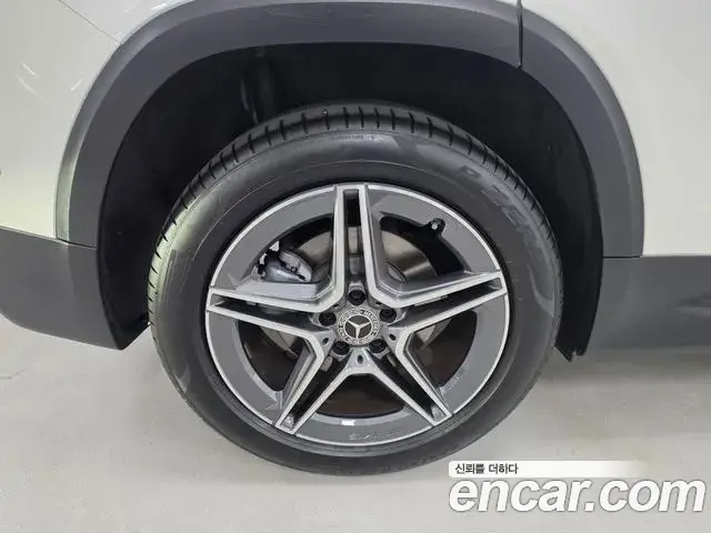 Mercedes-Benz GLB-Class 2025 — Photo 4/15