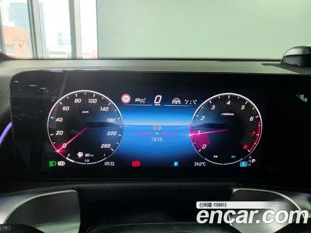 Mercedes-Benz GLB-Class 2025 — Photo 7/15