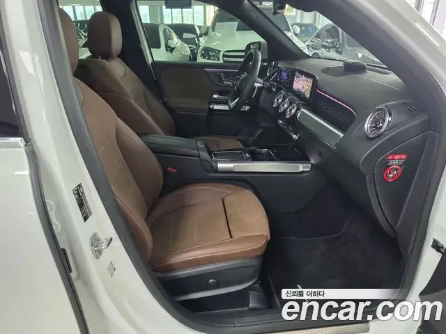 Mercedes-Benz GLB-Class 2025 — Photo 8/15