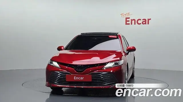 Toyota Camry 2019 — ფოტო 16/30