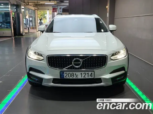 Volvo V90 Cross Country 2018 — ფოტო 15/17